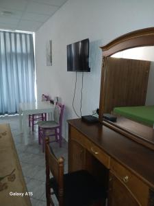a living room with a table and a dining room at Eni Rooms 2 in Ohrid