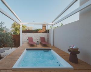 Bazén v ubytování Al Borgo 02 Luxury Suites in Sardinia nebo v jeho okolí
