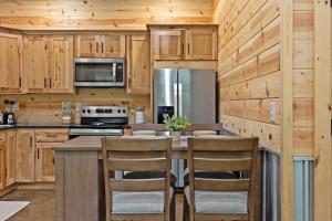 Η κουζίνα ή μικρή κουζίνα στο Pole Barn - Rustic 1BR Family Retreat with Open Views +66 φωτογραφίες