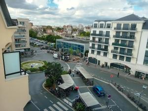 Luftblick auf eine Straße in einer Stadt in der Unterkunft T3 en face de la gare, Terrasse-Rooftop, Parking in Houilles
