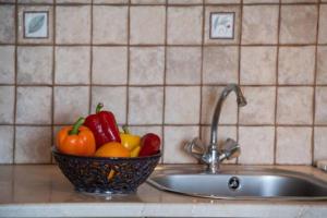 - un bol de fruits assis à côté d'un évier dans l'établissement Casa Vardani Modern Central Apartments 2, à Leucade 4 autres photos