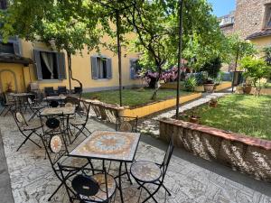 フィレンツェにあるNEW GENERATION HOSTEL Florenceの中庭にあるテーブルと椅子のグループ