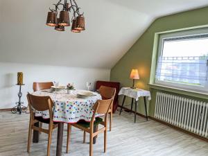 BischoffingenにあるApartment Weinbergblick by Interhomeのテーブルと椅子と窓のあるダイニングルーム