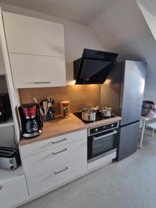 a kitchen with a stove and a refrigerator at Residencia del Pueblo II in Pirk