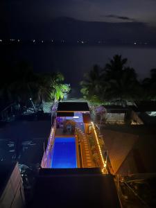 Bazén v ubytování Exclusive Beachfront House with Pool Batangas 16pax nebo v jeho okolí