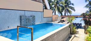 Bazén v ubytování Exclusive Beachfront House with Pool Batangas 16pax nebo v jeho okolí