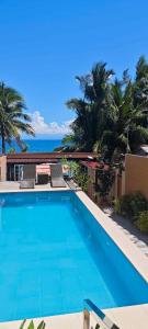 una piscina con vista sull'oceano di Exclusive Beachfront House with Pool Batangas 16pax a Lobo