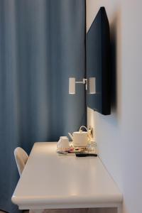a white table with a lamp on top of it at Hotel Belvedere in Forte dei Marmi