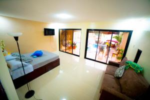 TV a/nebo společenská místnost v ubytování Exclusive Beachfront House with Pool Batangas 16pax