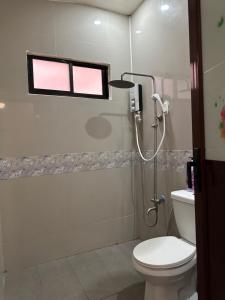 Koupelna v ubytování Exclusive Beachfront House with Pool Batangas 16pax