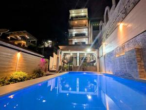 Bazén v ubytování Exclusive Beachfront House with Pool Batangas 16pax nebo v jeho okolí