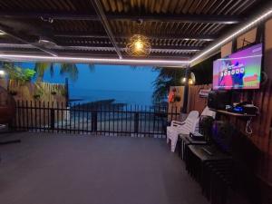 TV a/nebo společenská místnost v ubytování Exclusive Beachfront House with Pool Batangas 16pax