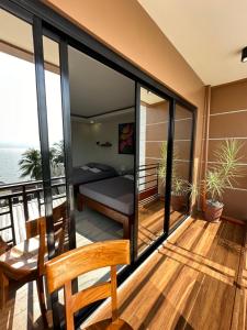 Camera con balcone, letto e tavolo. di Exclusive Beachfront House with Pool Batangas 16pax a Lobo Altre 37 foto