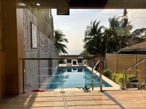 Bazén v ubytování Exclusive Beachfront House with Pool Batangas 16pax nebo v jeho okolí