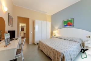 TV a/nebo společenská místnost v ubytování HOTIDAY Room Collection - Cinisi