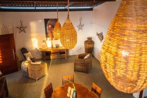 une pièce avec des chaises et des paniers en osier au mur dans l'établissement Casa Galo Pret, à Galinhos 29 autres photos