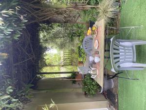 ein Torbogen mit Bänken und Pflanzen darauf in der Unterkunft Holiday Home Les Coquelicots by Interhome in Regnéville-sur-Mer