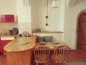 a kitchen with a wooden table and two chairs at Bergmanns Lieblingsplatz in Freiberg