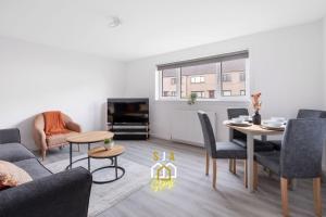 Μια τηλεόραση ή/και κέντρο ψυχαγωγίας στο Forrest Road Stay - SJA Stays - Modern 2 Bed Apartment