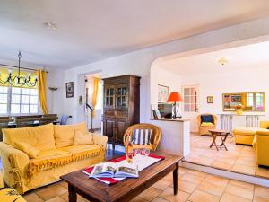 Χώρος καθιστικού στο Holiday Home Villa Datcha by Interhome