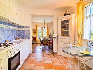 Η κουζίνα ή μικρή κουζίνα στο Holiday Home Villa Datcha by Interhome
