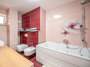 マトゥリにあるHoliday Home Mihaela by Interhomeの浴槽、トイレ、洗面台を備えたバスルーム +26枚の写真