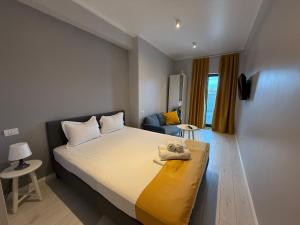 Un dormitorio con una cama con una toalla encima. en CHG Boutique, en Costinesti