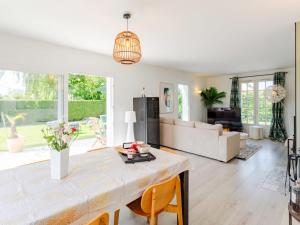 Χώρος καθιστικού στο Holiday Home Family Cabourg by Interhome