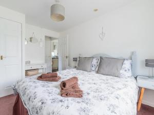 Una cama o camas en una habitación de Chalet The Birches by Interhome