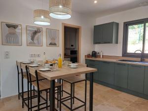 Η κουζίνα ή μικρή κουζίνα στο Holiday Home Lou Pantaia by Interhome