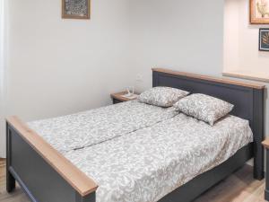 Giường trong phòng chung tại Holiday Home Perina Hiža by Interhome