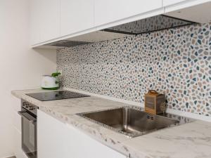cocina con fregadero y pared de azulejos en Apartment Galatea by Interhome, en Arma di Taggia 37 fotos más