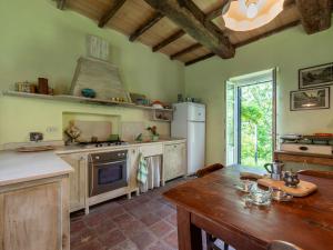Η κουζίνα ή μικρή κουζίνα στο Holiday Home Mainero by Interhome