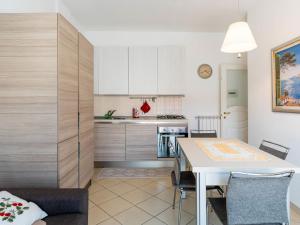 eine Küche und ein Esszimmer mit Tisch und Stühlen in der Unterkunft Apartment Happiness by Interhome in Loano
