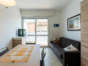 ein Wohnzimmer mit Sofa und Tisch in der Unterkunft Apartment Happiness by Interhome in Loano