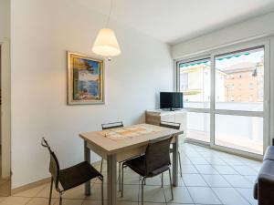 eine Küche und ein Esszimmer mit Tisch und Stühlen in der Unterkunft Apartment Happiness by Interhome in Loano