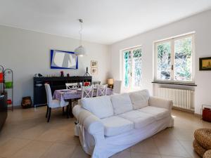 Μια τηλεόραση ή/και κέντρο ψυχαγωγίας στο Villa Villa Girasole by Interhome