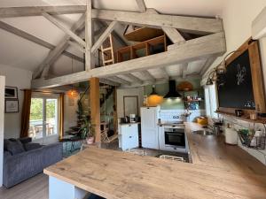 Photo de la galerie de l'établissement Maisonnette avec terrasse et jardin, à Doussard