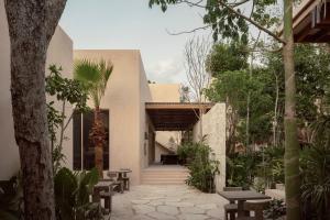 Um jardim no exterior de NABOA Hotel Tulum