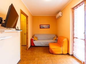 PompeianaにあるHoliday Home Casa Anna by Interhomeのベッド、テレビ、椅子が備わる客室です。 +14枚の写真