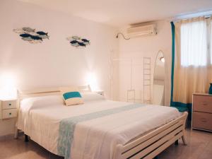 een slaapkamer met een groot wit bed in een kamer bij Apartment Wendy by Interhome in Santa Maria Navarrese