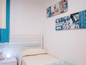 een slaapkamer met 2 bedden en posters aan de muur bij Apartment Wendy by Interhome in Santa Maria Navarrese