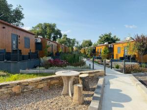 SendimRetiro da Vila的建筑物前有桌子和长椅的公园