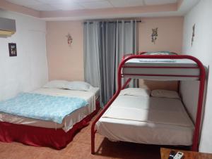 Postel nebo postele na pokoji v ubytování Sunrise Hostel Farallon