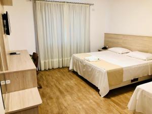 Postel nebo postele na pokoji v ubytování Serrano Hotel