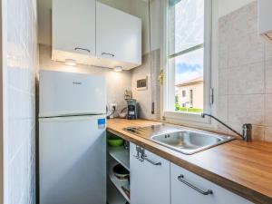 une cuisine avec un réfrigérateur blanc et un évier dans l'établissement Apartment Casa Elisa by Interhome, à Cecina 34 autres photos