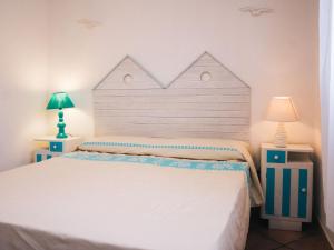 een slaapkamer met een bed en twee nachtkastjes bij Apartment Rosa Dei Venti by Interhome in Santa Maria Navarrese