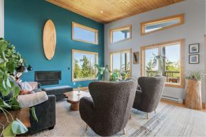 Istumisnurk majutusasutuses Panoramic Rainforest & Ocean Views, Fire Pit & EV Plug in Ucluelet