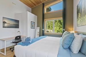 Voodi või voodid majutusasutuse Panoramic Rainforest & Ocean Views, Fire Pit & EV Plug in Ucluelet toas