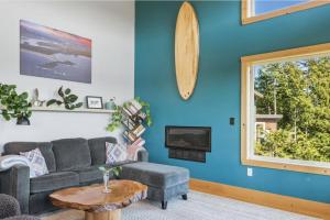 Istumisnurk majutusasutuses Panoramic Rainforest & Ocean Views, Fire Pit & EV Plug in Ucluelet